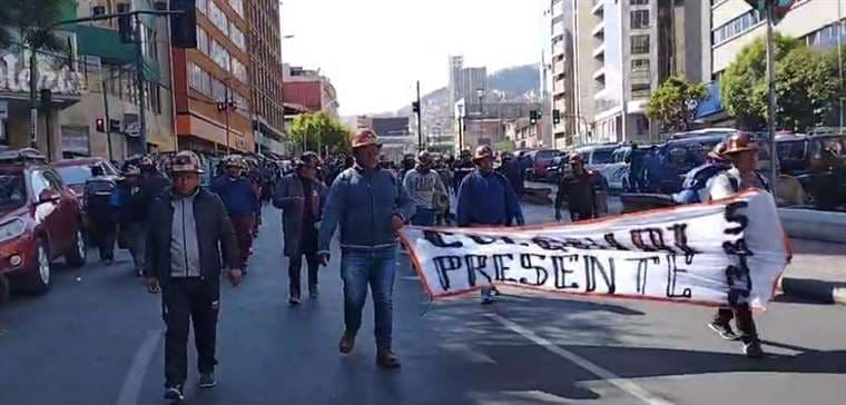 Los mineros de Colquiri llegaron a La Paz y amenazan con volver a los bloqueos 
