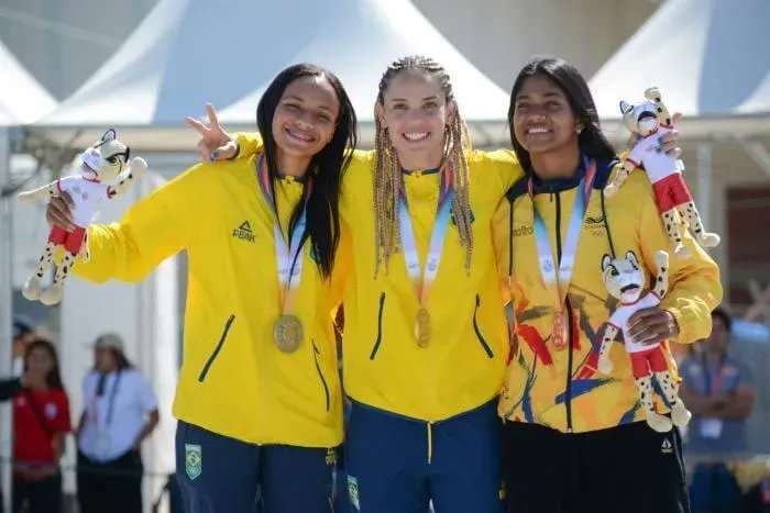 Parte de la delegación brasileña con sus medallas de oro. EFE