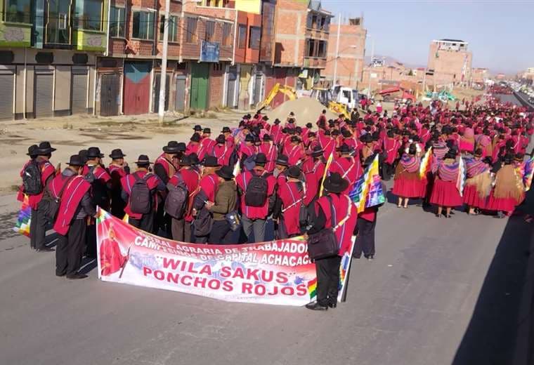 Marcha de ponchos rojos rumbo a La Paz I Radio Pasankalla.