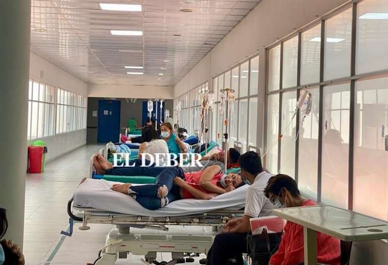 Pacientes en un pasillo de Emergencias del hospital Obrero / Foto: Juan Carlos Torrejón 