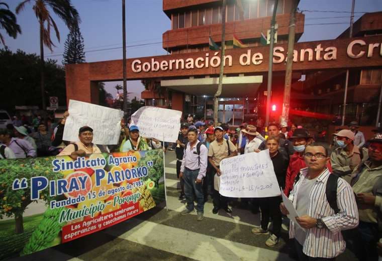 Jorge Gutierrez. Comunarios de porongo protestan en las puertas de la gobernación