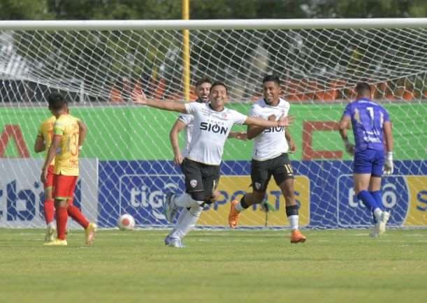 John García en el festejo de su gol ante Palmaflor. APG