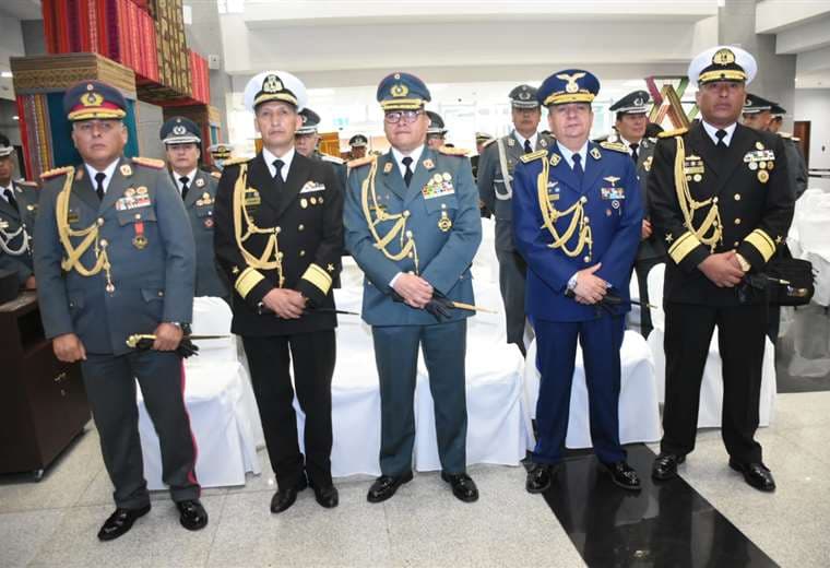 Arce cambia el mando al interior de las Fuerzas Armadas; Arandia asume como comandante