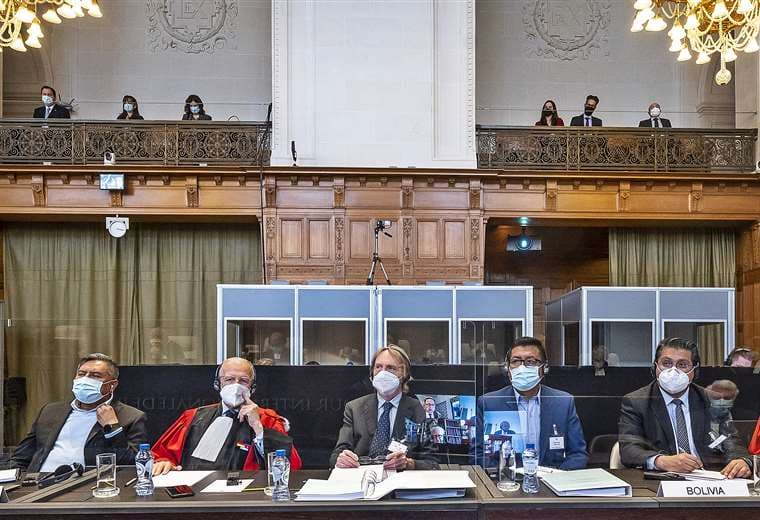 Autoridades de Bolivia junto a su equipo jurídico ante la CIJ, en los alegatos de abril