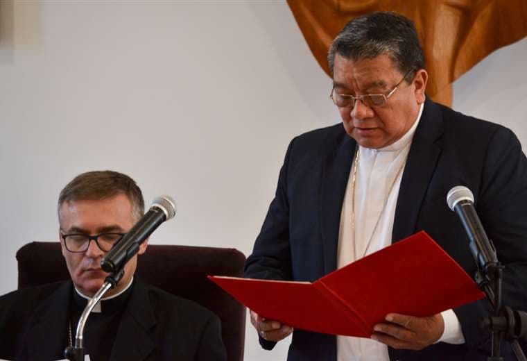 Monseñor Aurelio Pessoa (de pie), presidente de la Conferencia Episcopal Boliviana