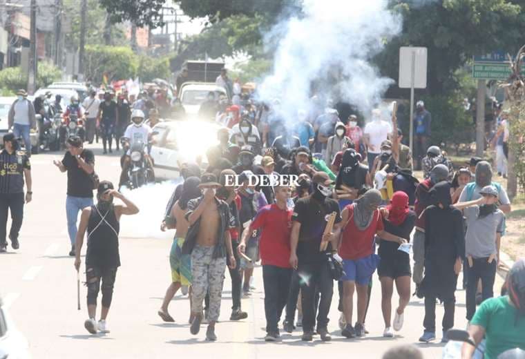 Marcha de afines al MAS desata violencia en su recorrido hacia el Chiriguano