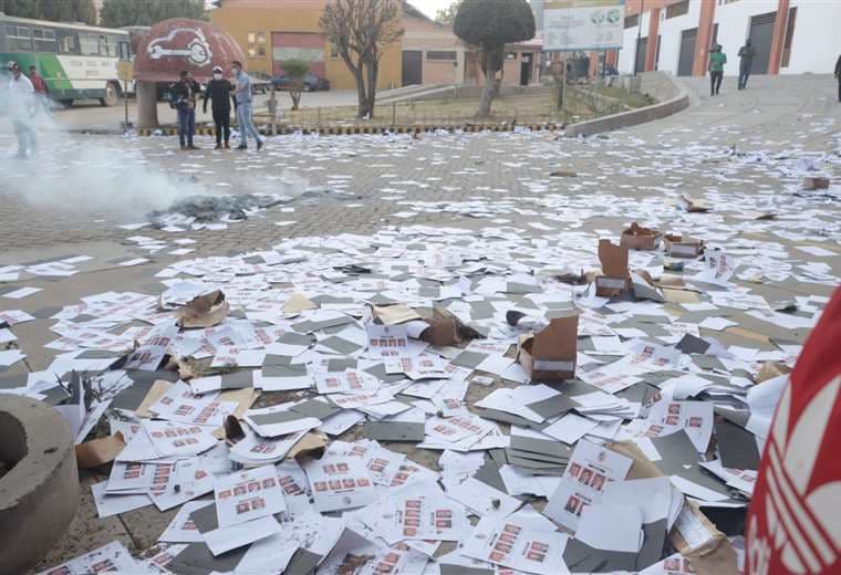 La quema de papeletas en la Universidad San Francisco Xavier de Chuquisaca. CORREO DEL SUR