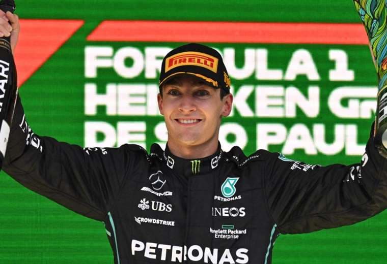 El piloto británico de Mercedes en el podio del GP de Brasil. Foto: AFP