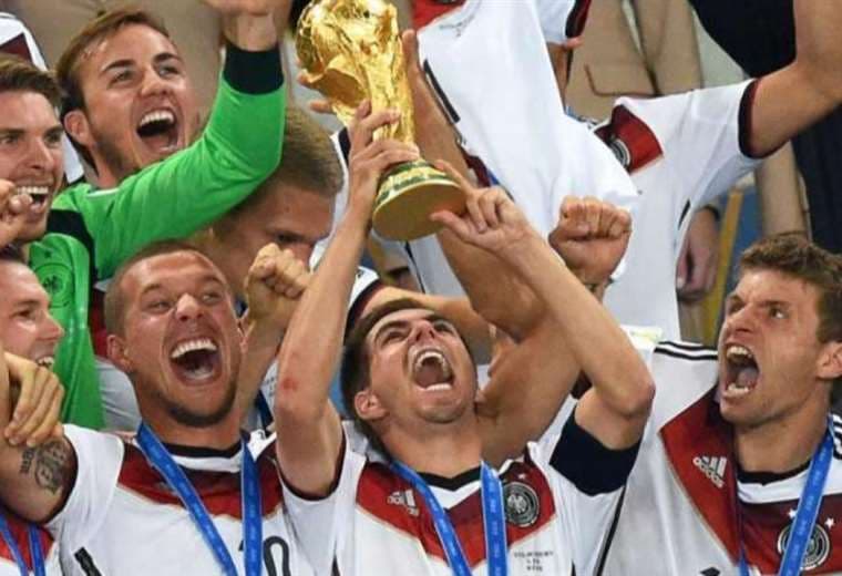 Philipp Lahm alzó el trofeo de Mundial en 2014. Foto: Internet
