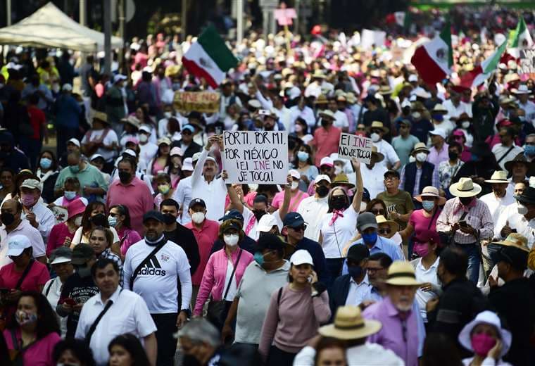 Miles de mexicanos claman contra la reforma del ente electoral