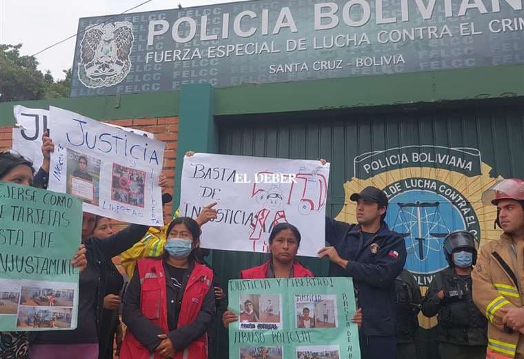 Familiares de detenidos protestan en las puertas de la Felcc/JC Torrejón