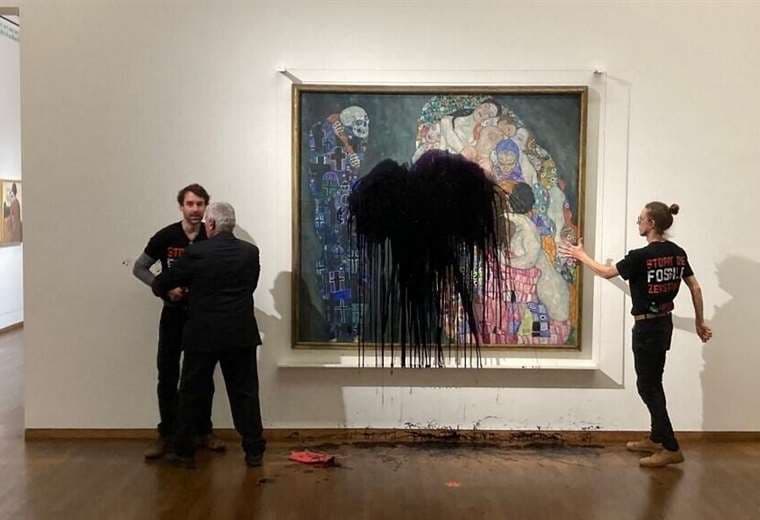 Nueva acción de ecologistas: rociaron con líquido negro un cuadro de Klimt en Viena