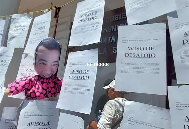 Activistas colocaron un letrero en el edificio municipal / Foto: Jorge Ibañez