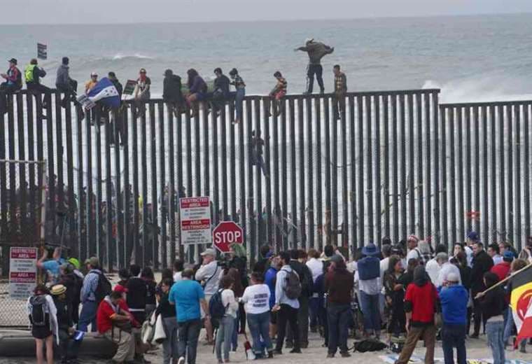 Cientos de migrantes latinos intentan llegar a EEUU de manera ilegal. Foto. Internet