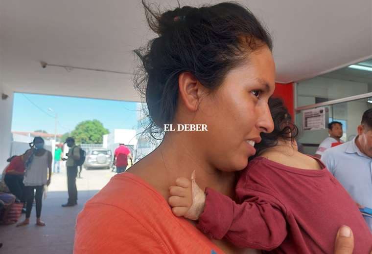 La bebé en los brazos de su madre Foto: Juan Carlos Torrejón 
