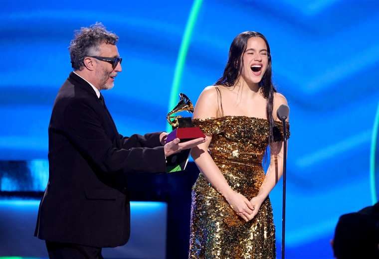 Fito Páez entrega a Rosalía el Grammy por el Álbum del Año