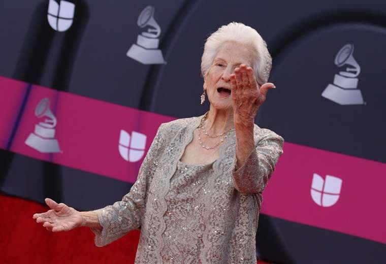Angela Alvarez ganó el grammy latino a artista revelación con 90 años