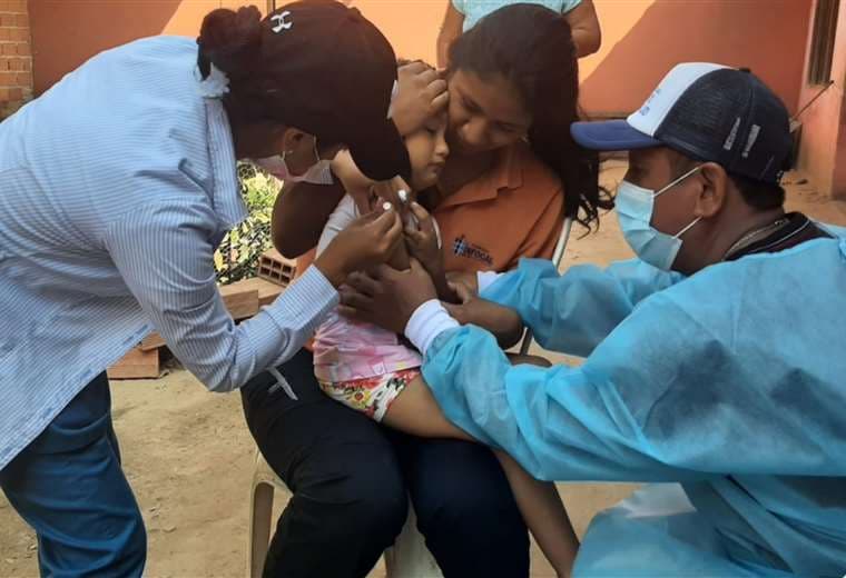 Brigadas médicas van a los barrios para inmunizar a los niños/GADSCZ