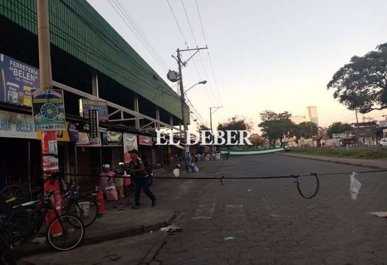 Comerciantes del mercado Belén instalaron punto de bloqueo. Foto: Ernesto Estremadoiro