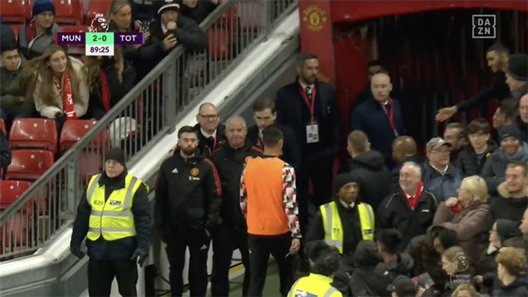 Momento en el cual Cristiano rechazó ingresar y se retiró del estadio. 