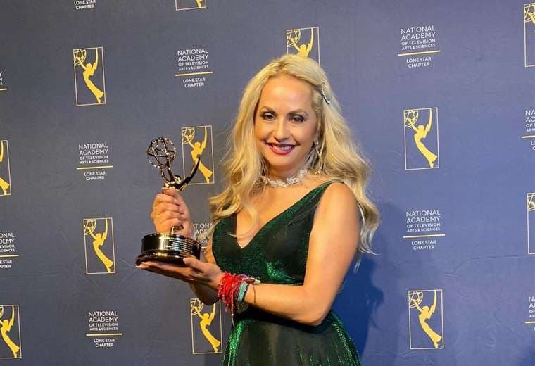 Vania Galindo con su Lone Star Emmy Award.
