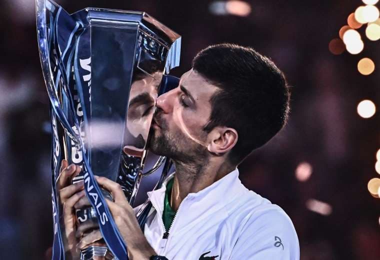 Novak Djokovic con el trofeo de campeón. Foto: AFP