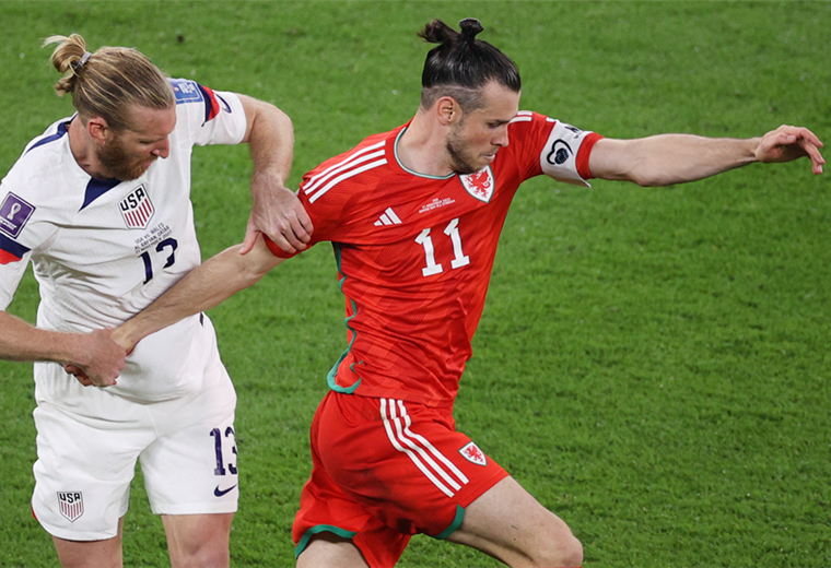 Gareth Bale, de Gales, escapa a la marca de Tim Ream, de Estados Unidos. Foto. AFP