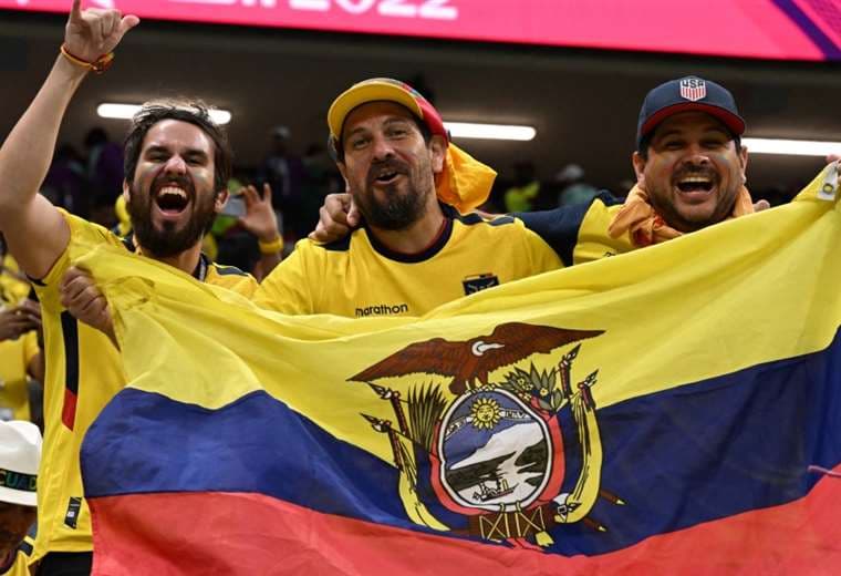 Hinchas de Ecuador durante el partido de su selección ante Qatar. Foto: AFP