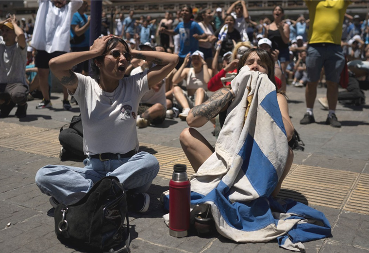 Hinchas uruguayos no pudieron celebrar este jueves ante Corea del Sur. Foto. AFP 
