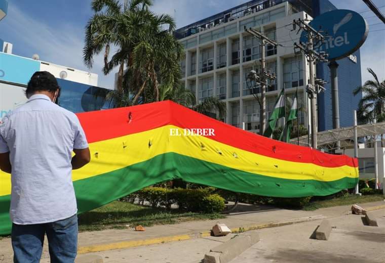 La tricolor evita el paso en Entel/ Foto: Juan Carlos Torrejón