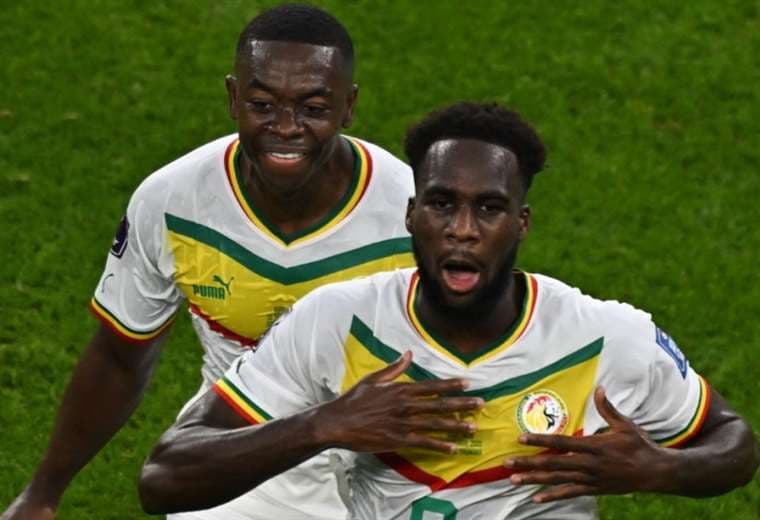 El senegalés Boulaye Dia (dcha.) inauguró el marcador ante Qatar. Foto: AFP