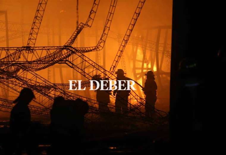 Incendio de magnitud en el Parque Industrial. Foto: Fuad Landívar