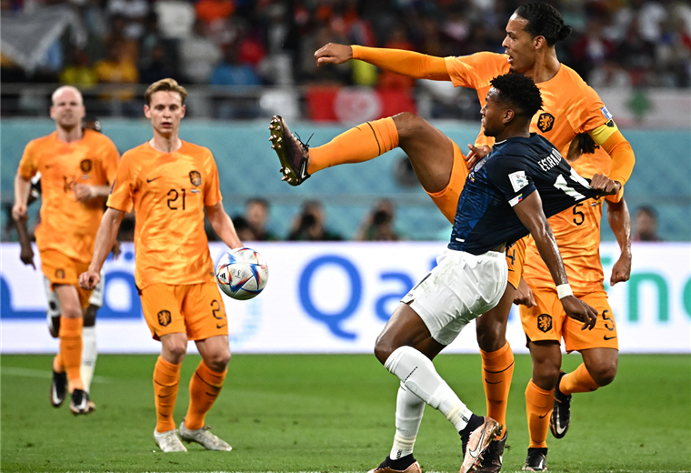 Países Bajos y Ecuador cerraron un primer tiempo con un juego parejo. Foto. AFP