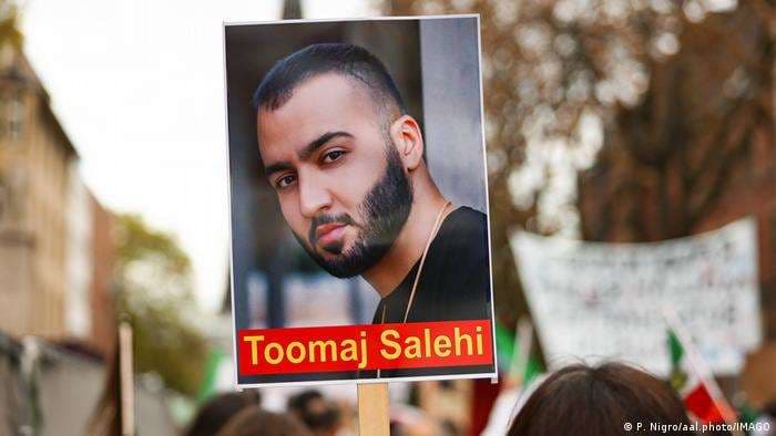 Cartel con la imagen de Salehi en una manifestación por los derechos humanos