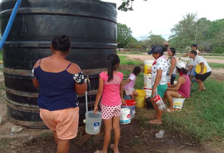 En Ascensión la gente hace colas para obtener algo de agua potable. Desther Agreda