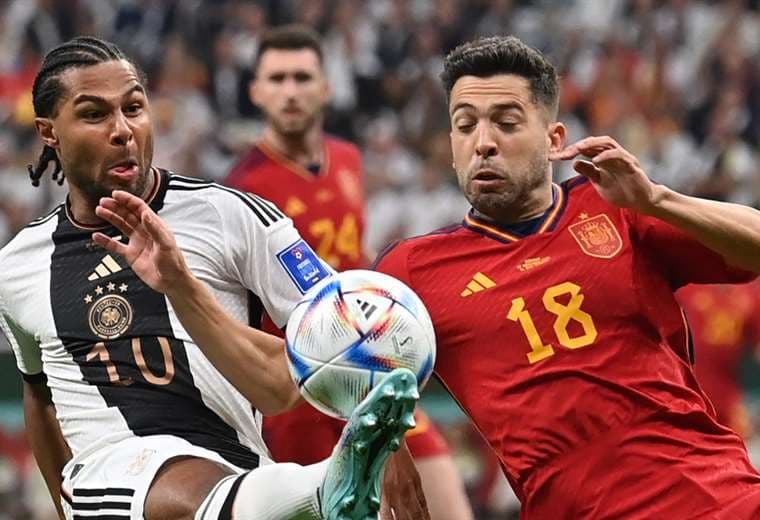 El alemán Gnabry (izq.) y el español Alba disputan el balón. Foto: AFP