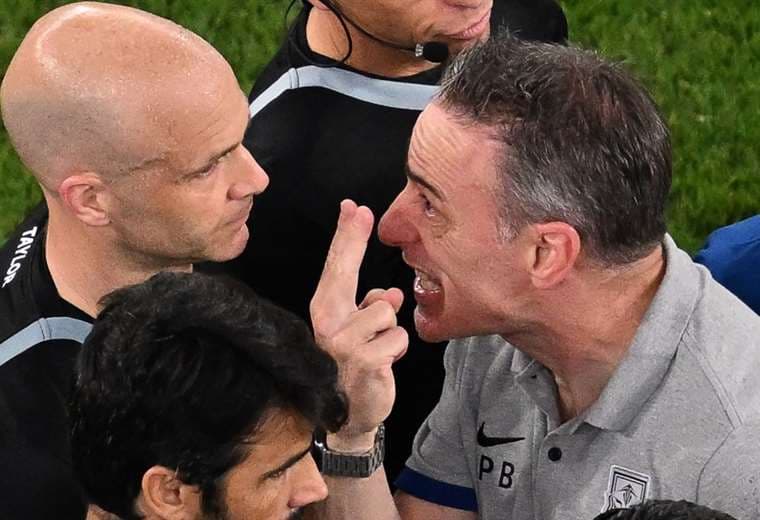 Paulo Bento no podrá dirigir el próximo partido desde el banquillo. Foto: AFP
