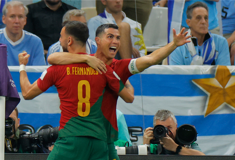  Bruno Fernandes y Cristiano Ronaldo se abrazan tras el primer gol a Uruguay. Foto. AFP 