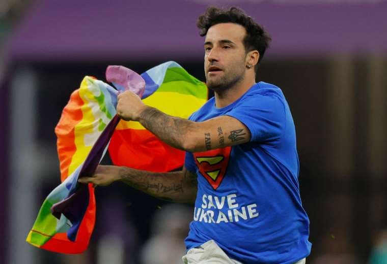 El hombre que ingresó con la bandera LGBT+.
