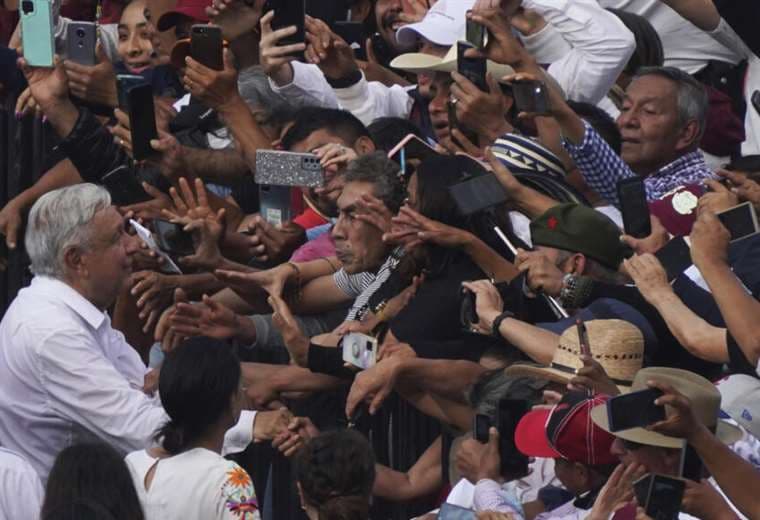 AMLO se da un baño de masas en una manifestación caótica en Ciudad de México