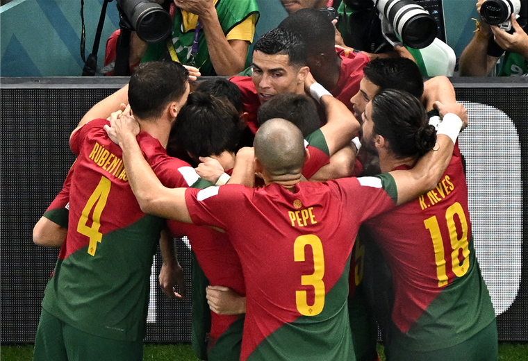 Jugadores de Portugal celebran el gol anotado por Fernandes frente a Uruguay. Foto. AFP 