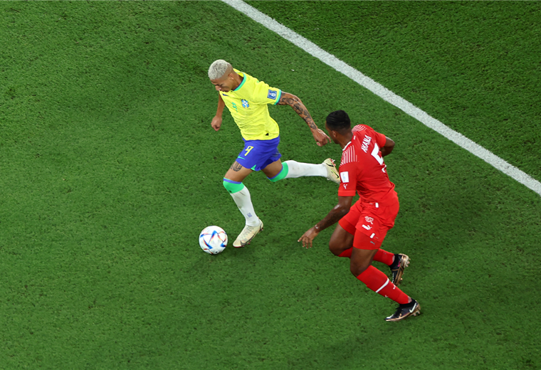 Richarlison llevan el balón seguido de un rival del seleccionado suizo. Foto. AFP