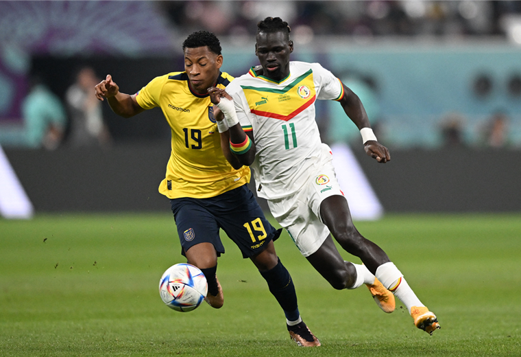 El partido entre ecuatorianos y senegaleses se juega en el estadio Khalifa. Foto. AFP