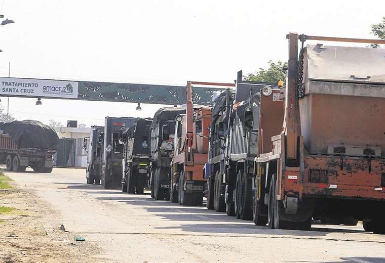 Más de 50 camiones cargados con basura estuvieron varados