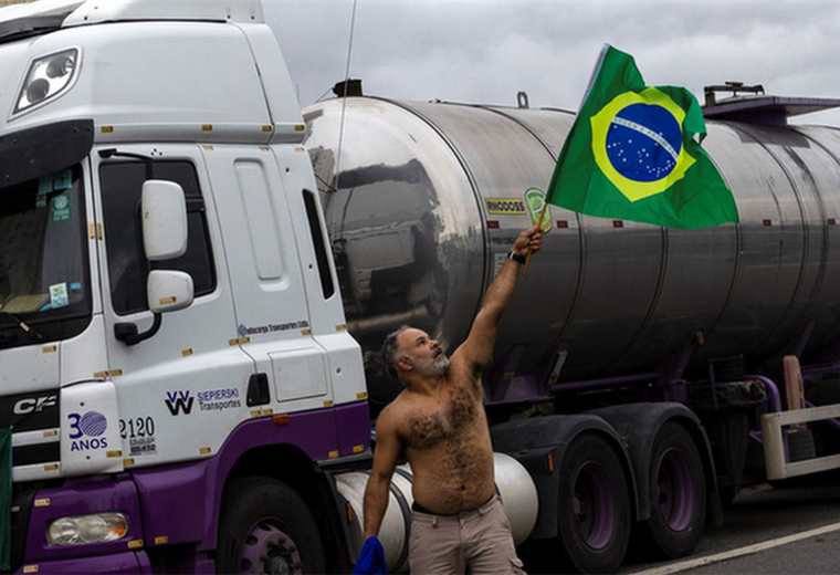 Bolsonaro les dice a los camioneros que protestan por su derrota electoral que despejen las carreteras