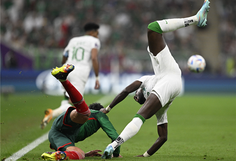 Por momentos se juega con pierna fuerte entre árabes y mexicanos. Foto. AFP