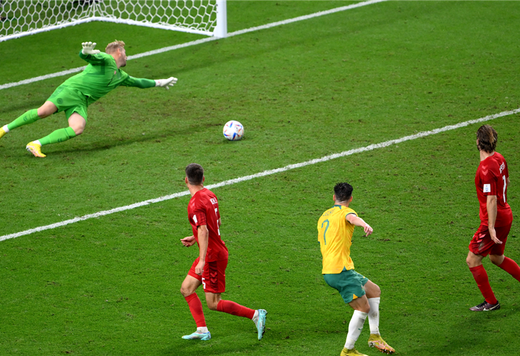 El meta Kasper Schmeichel no puede llegar al balón tras remate de Leckie. Foto. AFP