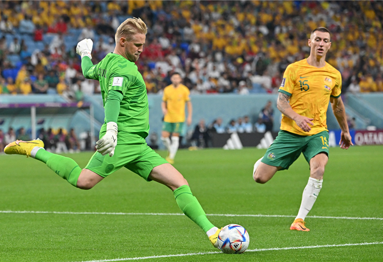 El portero danés Schmeichel despeja el balón en el duelo ante Australia. Foto. AFP