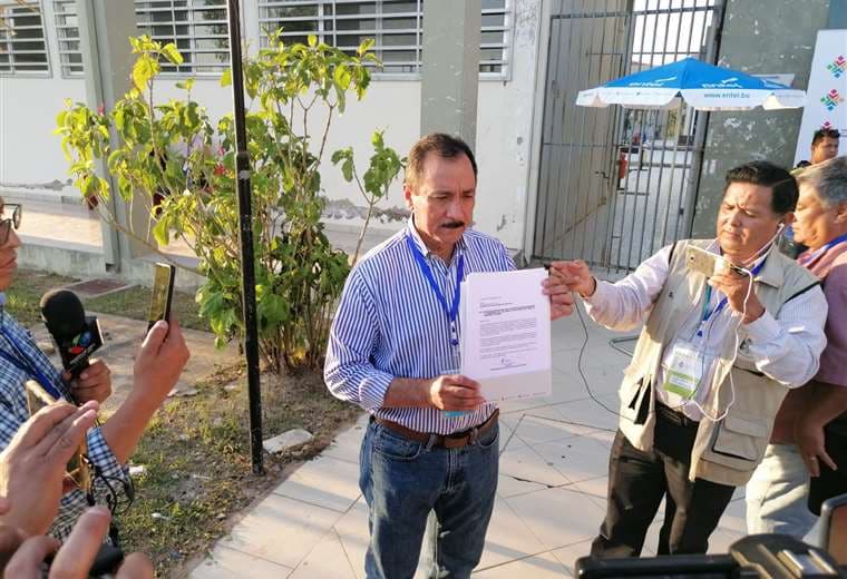 Vicente Cuéllar llegó hasta la universidad para entregar carta al INE