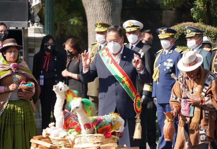 Luis Arce realiza ofrenda a la Pachamama I Gobierno.